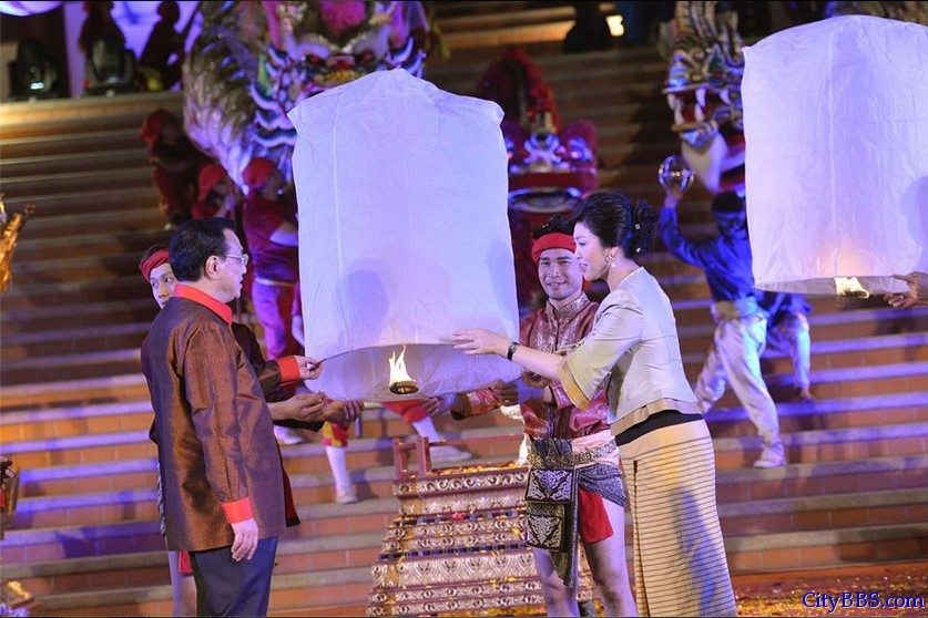 李克强在泰国总理英拉陪同下参观清迈，同放孔明灯