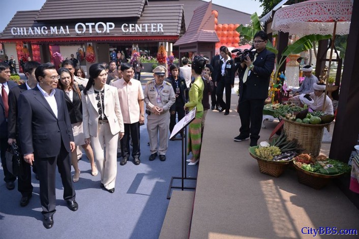 李克强在泰国总理英拉陪同下参观清迈