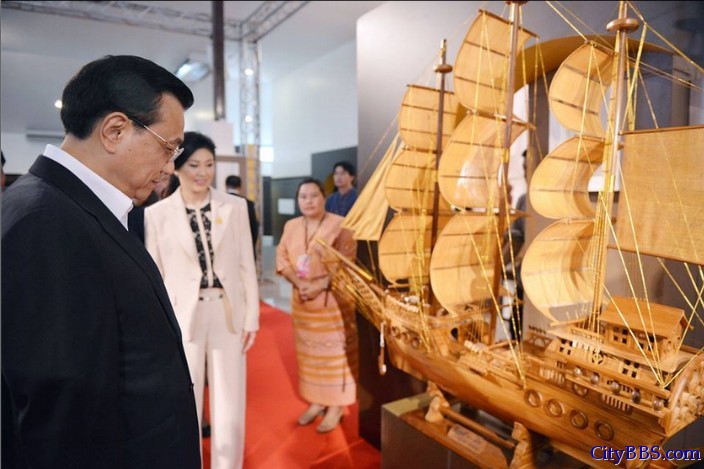李克强在泰国总理英拉陪同下参观清迈