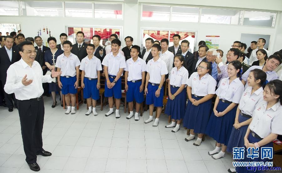 10月13日，正在泰国访问的中国国务院总理李克强参观具有110多年历史的清迈崇华新生华立学校。这是李克强与  ...