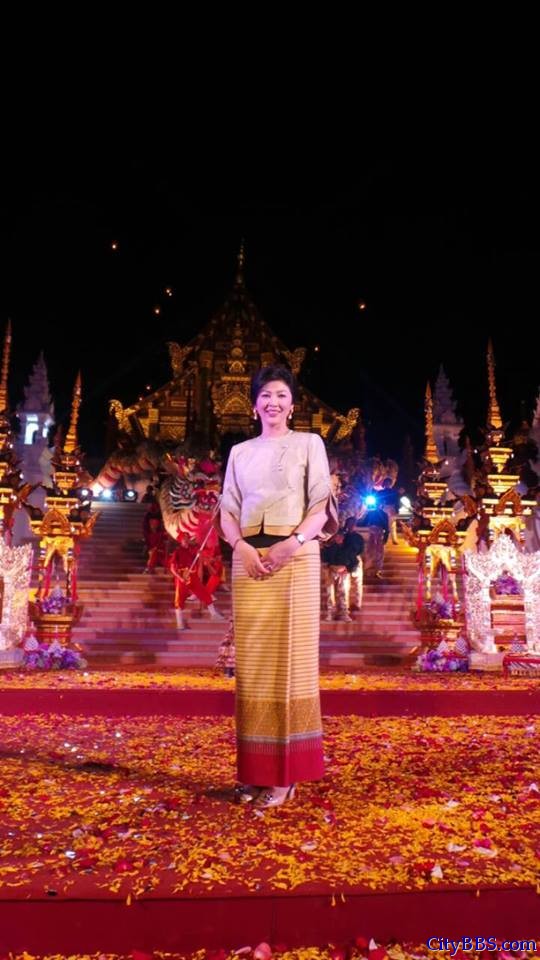 李克强在泰国总理英拉陪同下参观清迈国际园艺博览会