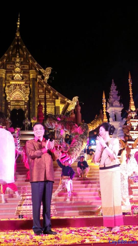 李克强在泰国总理英拉陪同下参观清迈国际园艺博览会