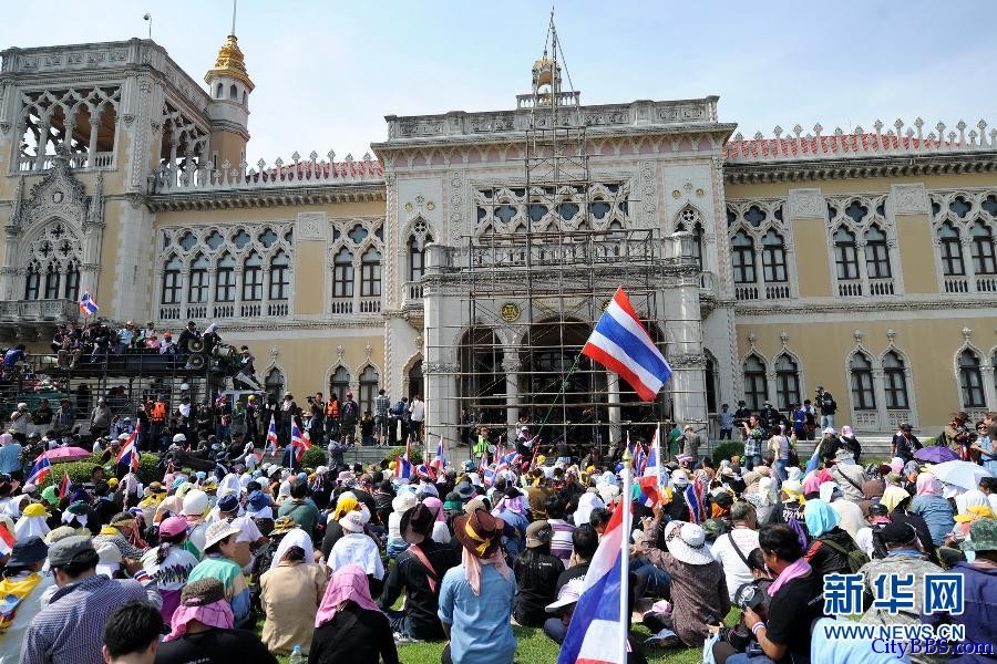 泰国警方放行示威者 游行变狂欢
