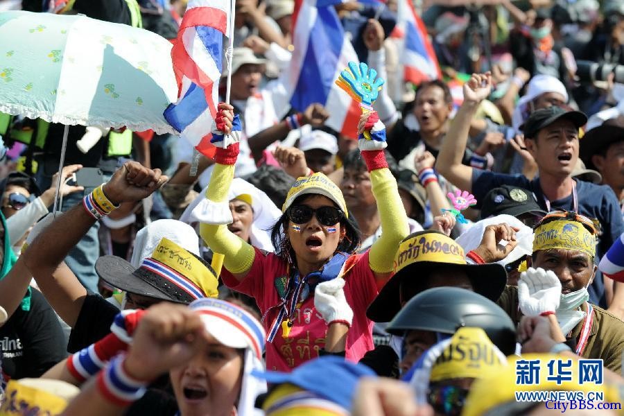 泰国警方放行示威者 游行变狂欢