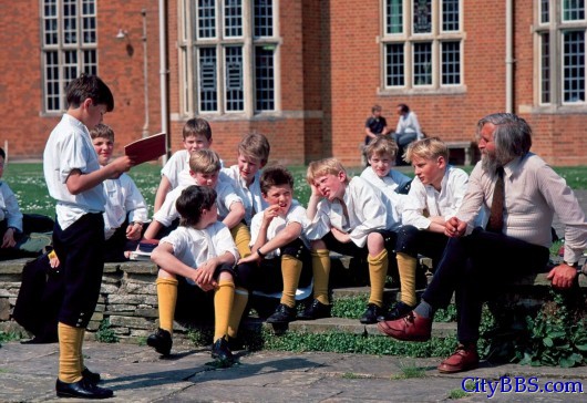 摄影师记录80年代英国顶尖学校生活