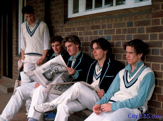 　　在鲁格比公学，板球队员们穿着鸭蛋蓝衬衫，而不是标准的白色。在19世纪末之前，英国所有的板球队都穿不 ...