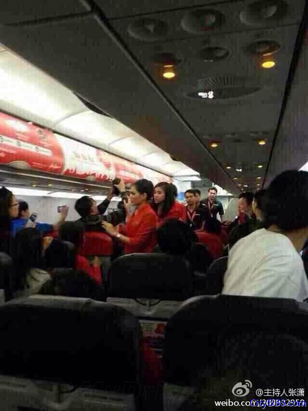 2名中国游客飞机上侮辱空姐 航班返程泰国