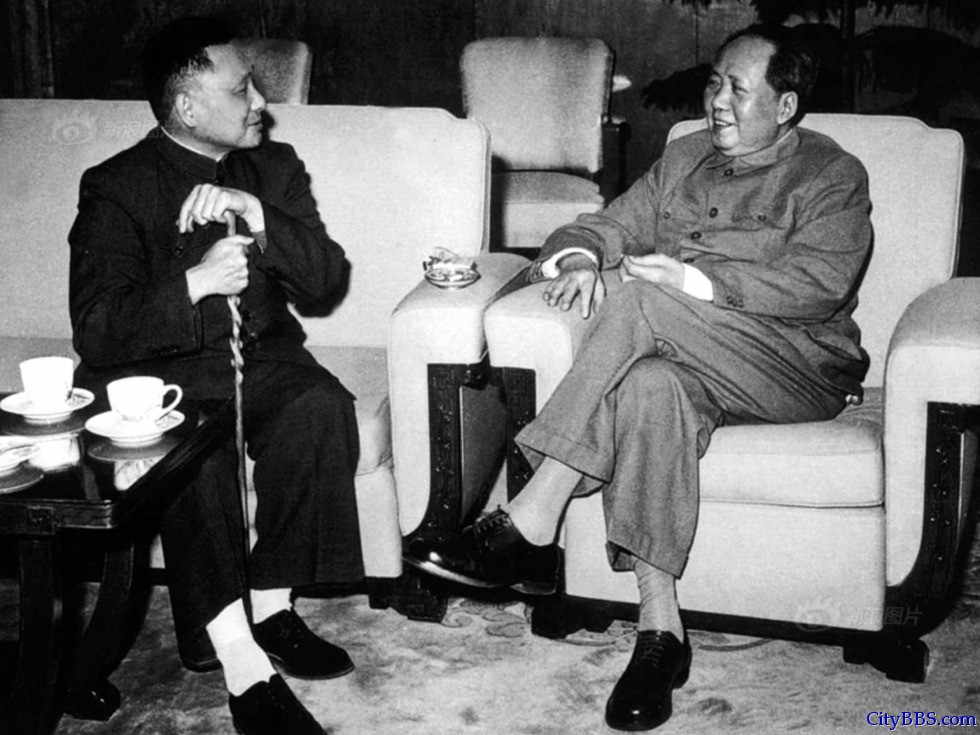 1960年全国人大二届二次会议期间，毛泽东与邓小平在休息室交谈