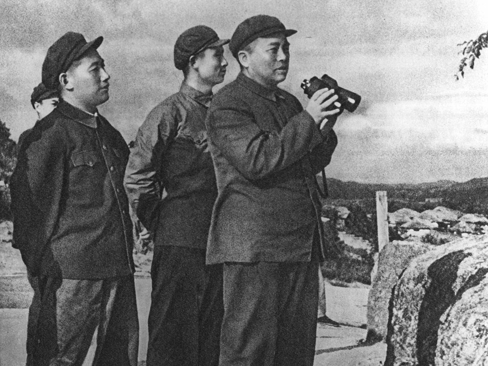 朝鲜战争停战后，彭德怀视察非军事区
