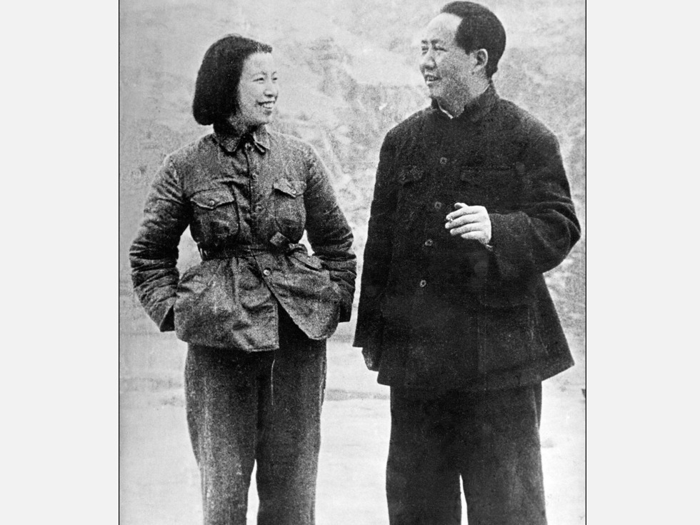  1945年11月2日，毛泽东与夫人江青合影