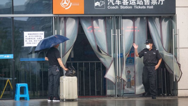 CNS  南京市新冠疫情联防联控工作指挥部发布通告，自7月27日零时起，全市8个长途客运站暂停运营。 ...