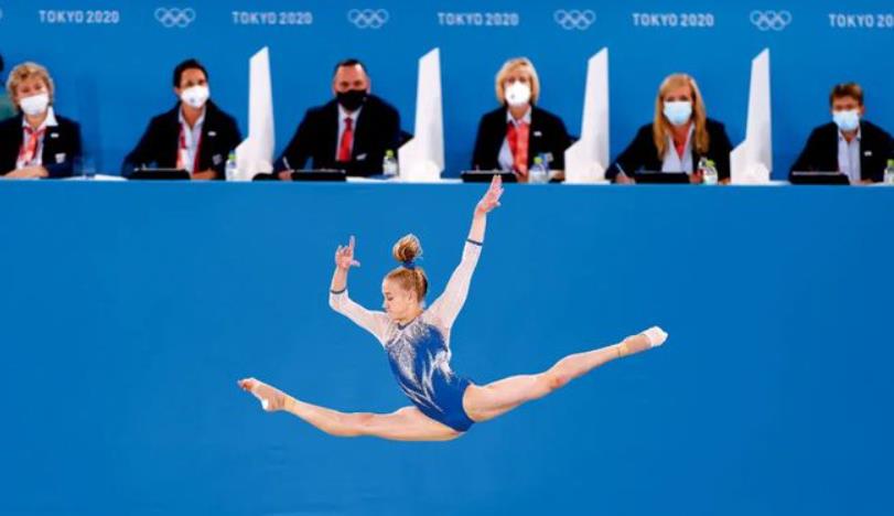 东京奥运会的一场赛事期间，工作人员们戴着口罩并由挡板隔开