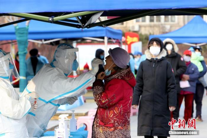 天津市南开大学西南村，社区组织市民进行核酸检测