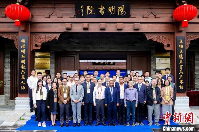 “企业办学：产学研融合推进应用型人才培养的机遇与挑战主题论坛”与会嘉宾合影留念 ...