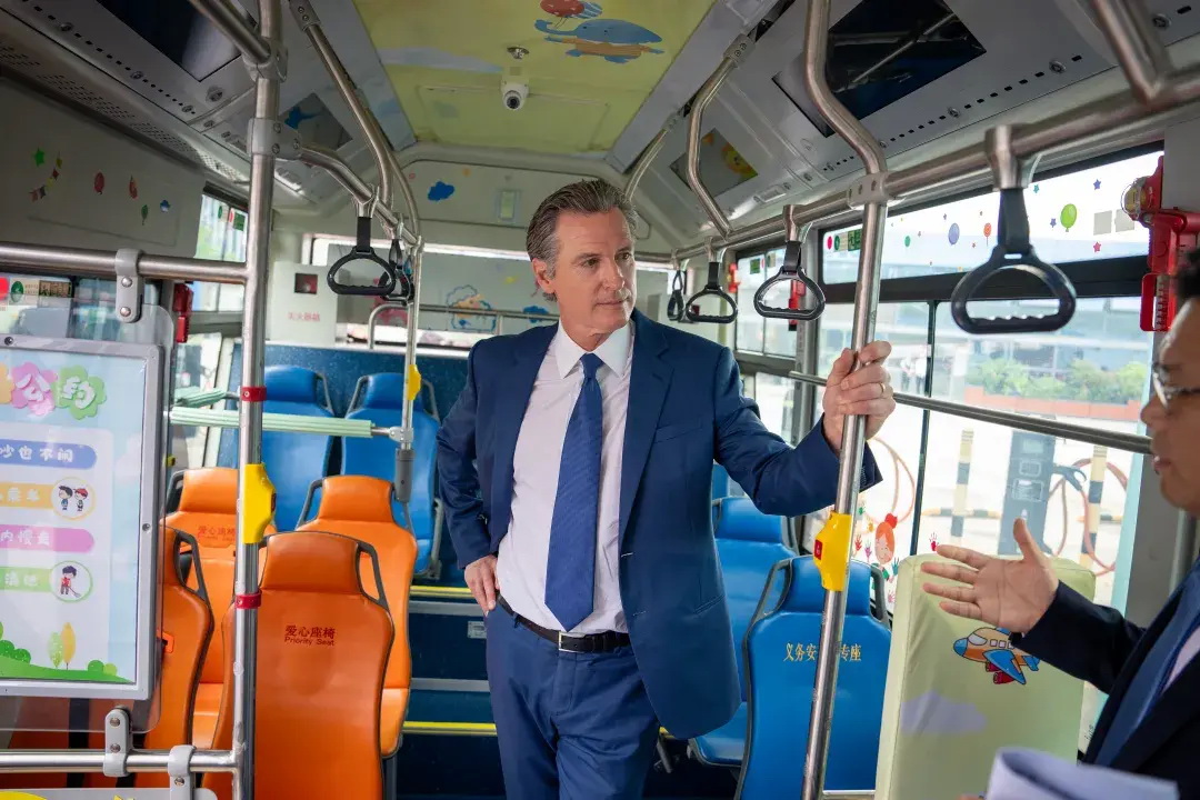 加州州长加文·纽森来到深圳巴士集团安托山场站，了解深圳公交电动化发展情况 ... ...