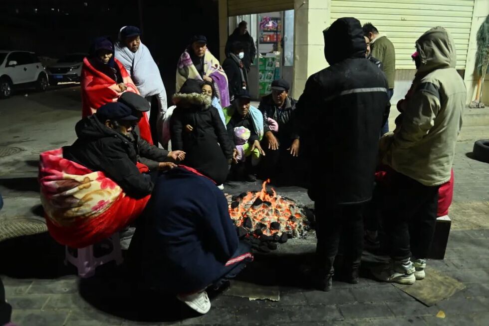 地震发生后，因夜晚温度过低，灾区居民在街道点火取暖