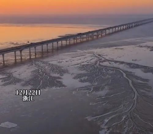 钱塘江滩涂处出现江水冻住的奇观“冰雪潮汐树”