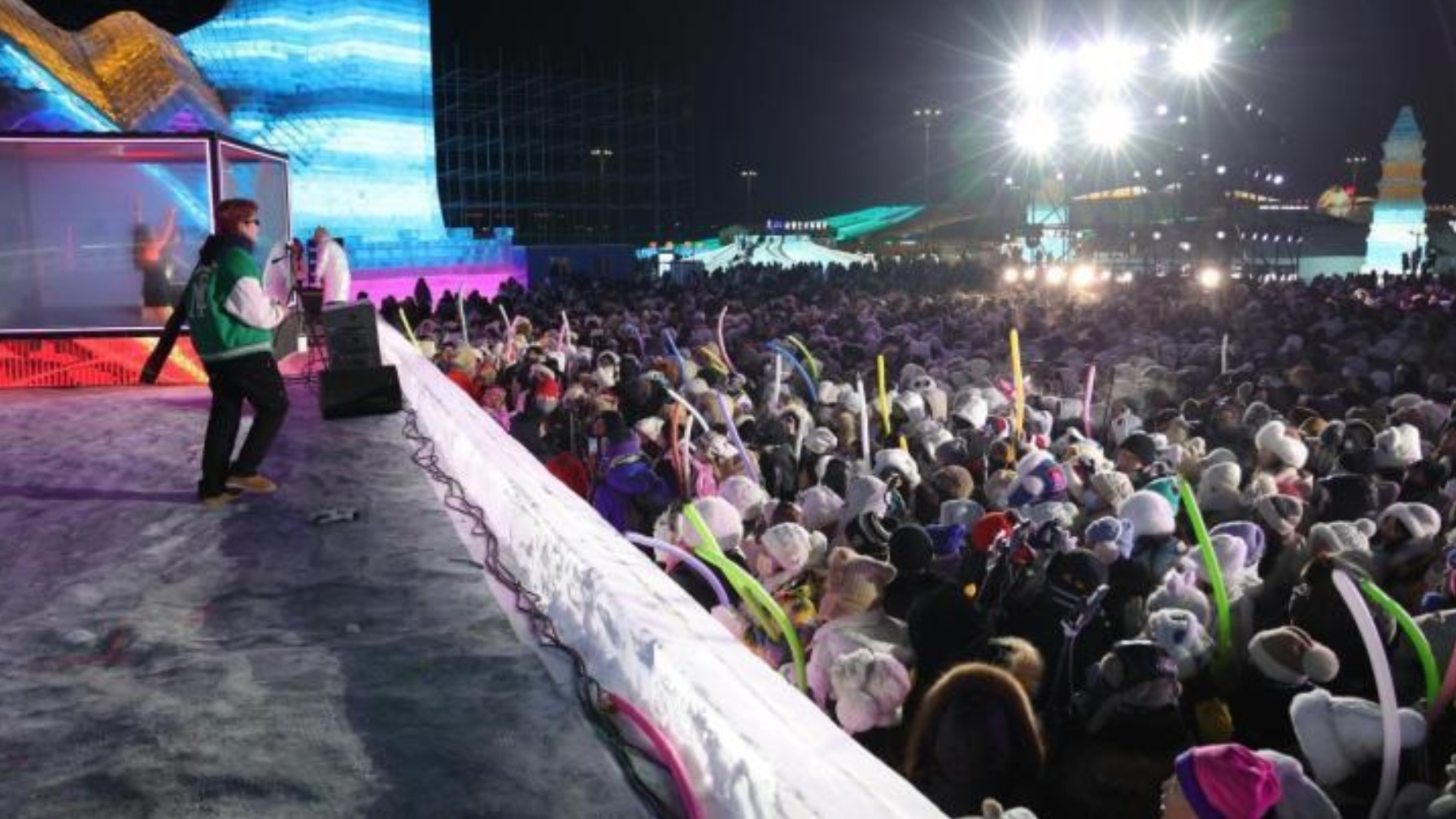 哈尔滨冰雪大世界“万人羽绒服雪地派对”