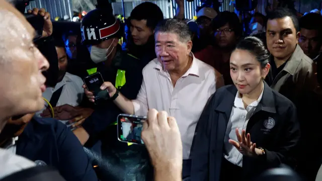 贝东丹（佩通坦；右）保证曼谷已建成楼宇能抵御更强烈地震